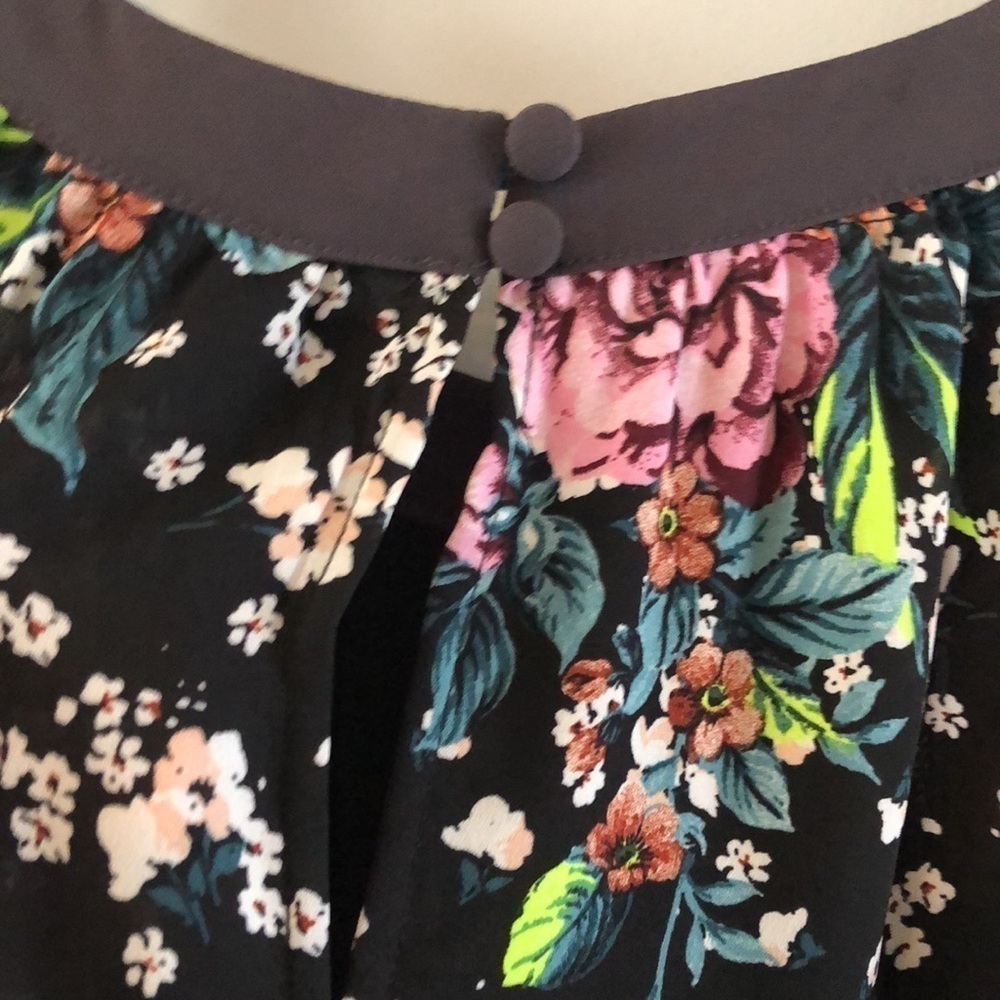 Torrid Lightweight Floral Print Tank Top Size 2X Flowy Feminine Black High Neck - Picture 9 of 16